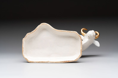 A white Dutch Delft cow milker group and a polychrome Dutch Delft parrot, 18/19th C.