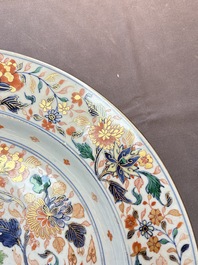 A large and unusual Chinese rose-Imari charger, Kangxi/Yongzheng