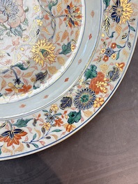 A large and unusual Chinese rose-Imari charger, Kangxi/Yongzheng