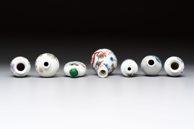 A Chinese wucai and two famille rose miniature vases and four famille rose snuff bottles, Wanli, Qianlong and Shen De Tang 慎德堂 marks, 19/20th C.
