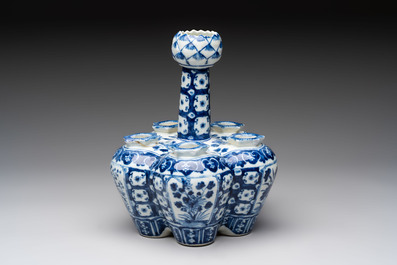 A Chinese blue and white tulip vase with floral design, 19th C.