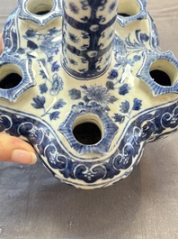 A Chinese blue and white tulip vase with floral design, 19th C.