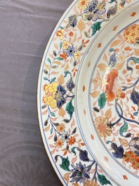 A large and unusual Chinese rose-Imari charger, Kangxi/Yongzheng