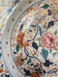A large and unusual Chinese rose-Imari charger, Kangxi/Yongzheng