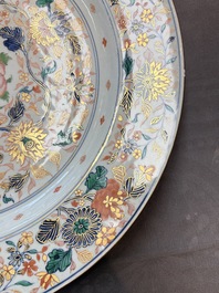 A large and unusual Chinese rose-Imari charger, Kangxi/Yongzheng