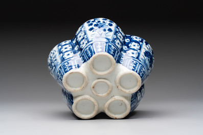 A Chinese blue and white tulip vase with floral design, 19th C.