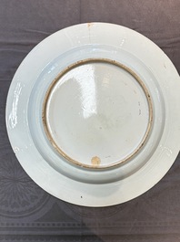 A large and unusual Chinese rose-Imari charger, Kangxi/Yongzheng