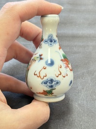 A Chinese wucai and two famille rose miniature vases and four famille rose snuff bottles, Wanli, Qianlong and Shen De Tang 慎德堂 marks, 19/20th C.
