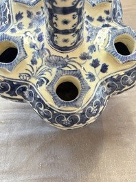 A Chinese blue and white tulip vase with floral design, 19th C.