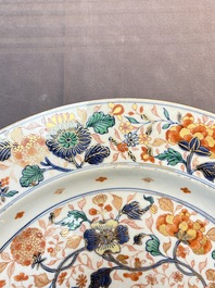 A large and unusual Chinese rose-Imari charger, Kangxi/Yongzheng