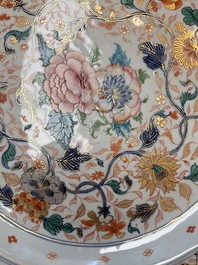 A large and unusual Chinese rose-Imari charger, Kangxi/Yongzheng