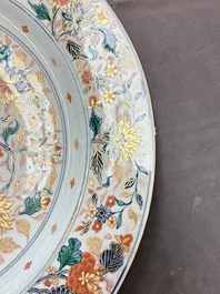 A large and unusual Chinese rose-Imari charger, Kangxi/Yongzheng