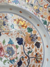 A large and unusual Chinese rose-Imari charger, Kangxi/Yongzheng