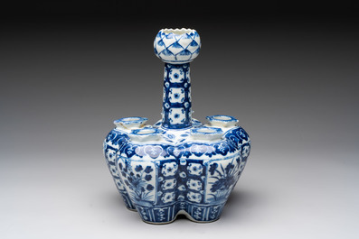 A Chinese blue and white tulip vase with floral design, 19th C.