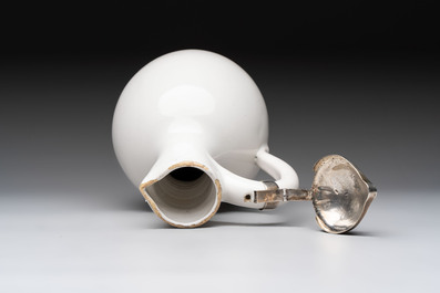 A fine white-glazed Delftware jug with silver cover, 17th C.