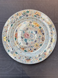 A large and unusual Chinese rose-Imari charger, Kangxi/Yongzheng
