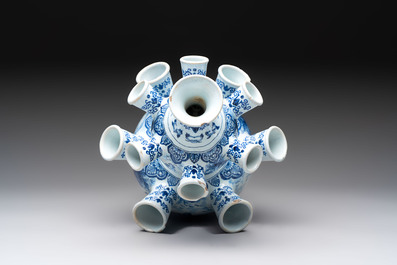 A blue and white Dutch Delft tulip vase, 19th C.