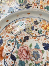 A large and unusual Chinese rose-Imari charger, Kangxi/Yongzheng