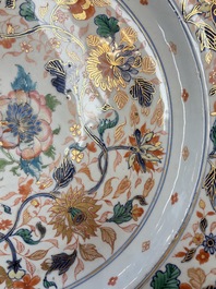 A large and unusual Chinese rose-Imari charger, Kangxi/Yongzheng
