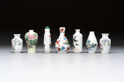 A Chinese wucai and two famille rose miniature vases and four famille rose snuff bottles, Wanli, Qianlong and Shen De Tang 慎德堂 marks, 19/20th C.