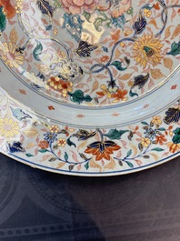 A large and unusual Chinese rose-Imari charger, Kangxi/Yongzheng