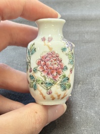 A Chinese wucai and two famille rose miniature vases and four famille rose snuff bottles, Wanli, Qianlong and Shen De Tang 慎德堂 marks, 19/20th C.
