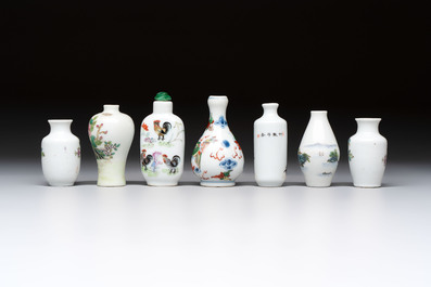 A Chinese wucai and two famille rose miniature vases and four famille rose snuff bottles, Wanli, Qianlong and Shen De Tang 慎德堂 marks, 19/20th C.