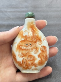 Four Chinese famille rose and iron-red snuff bottles, Tongzhi mark and signed Shen Huanwen 沈煥文, 19/20th C. and one dated 1929