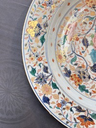 A large and unusual Chinese rose-Imari charger, Kangxi/Yongzheng
