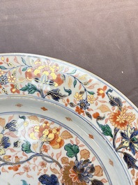 A large and unusual Chinese rose-Imari charger, Kangxi/Yongzheng