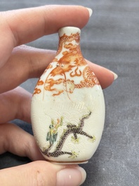 Four Chinese famille rose and iron-red snuff bottles, Tongzhi mark and signed Shen Huanwen 沈煥文, 19/20th C. and one dated 1929