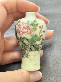 A Chinese wucai and two famille rose miniature vases and four famille rose snuff bottles, Wanli, Qianlong and Shen De Tang 慎德堂 marks, 19/20th C.