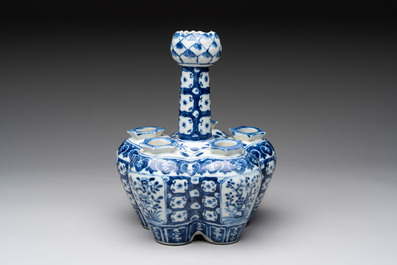 A Chinese blue and white tulip vase with floral design, 19th C.
