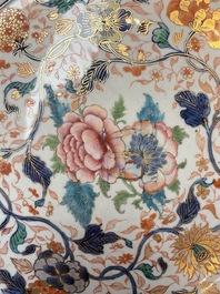 A large and unusual Chinese rose-Imari charger, Kangxi/Yongzheng
