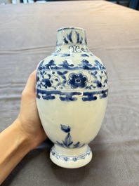 A Chinese blue and white jug and an Imari-style tankard, Transitional period/Kangxi
