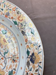 A large and unusual Chinese rose-Imari charger, Kangxi/Yongzheng