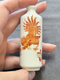 Four Chinese famille rose and iron-red snuff bottles, Tongzhi mark and signed Shen Huanwen 沈煥文, 19/20th C. and one dated 1929