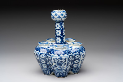 A Chinese blue and white tulip vase with floral design, 19th C.
