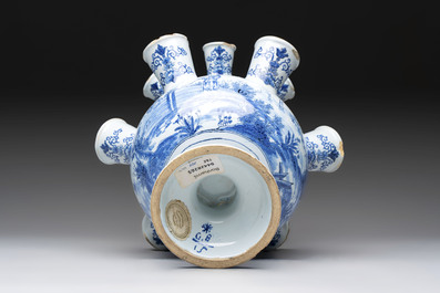 A blue and white Dutch Delft tulip vase, 19th C.