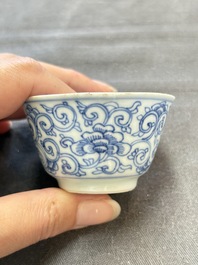 Ten Chinese blue and white cups and eleven saucers, Kangxi