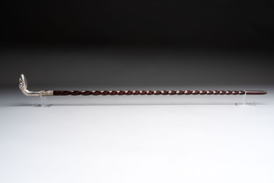 A twisted wooden walking stick with a French silver &lsquo;Serpent&rsquo; handle, 800/000, ca. 1900