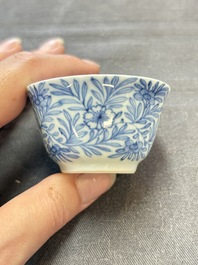 Ten Chinese blue and white cups and eleven saucers, Kangxi