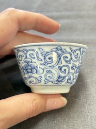 Ten Chinese blue and white cups and eleven saucers, Kangxi