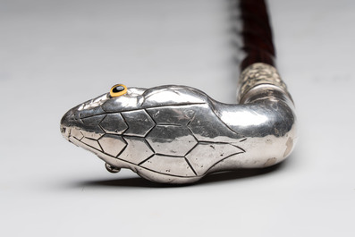 A twisted wooden walking stick with a French silver &lsquo;Serpent&rsquo; handle, 800/000, ca. 1900