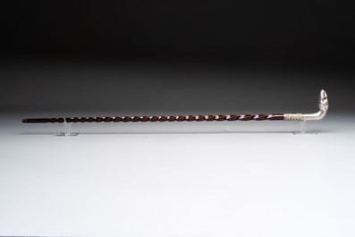 A twisted wooden walking stick with a French silver &lsquo;Serpent&rsquo; handle, 800/000, ca. 1900