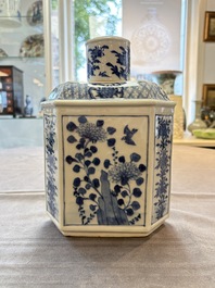 A pair of Chinese blue and white tea caddies and covers, 19th C.