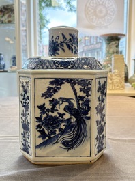 A pair of Chinese blue and white tea caddies and covers, 19th C.