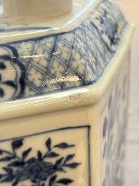 A pair of Chinese blue and white tea caddies and covers, 19th C.