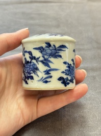 A pair of Chinese blue and white tea caddies and covers, 19th C.