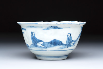 A Chinese blue and white 'crow cup' with figural design, Transitional period
